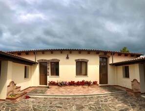 Exterior - Villa Nuragica - Apartment with Garden (Nuraxi Figus)