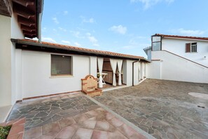 Exterior - Villa Nuragica – Apartment with Outdoor Kitchen and Terrace with View (Nuraxi Figus)