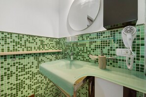 Bathroom - Villa Nuragica – Apartment with Outdoor Kitchen and Terrace with View (Nuraxi Figus)