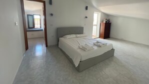 Ein Schlafzimmer mit einem Bett, einem Holzschrank und einem Fenster.
