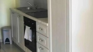 Een keuken met kasten, een spoelbak en een vaatwasser.