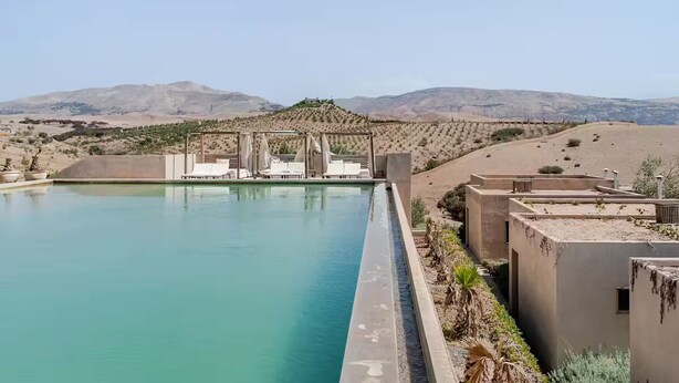 A swimming pool with a view of a desert landscape and distant mountains. - Laho Lodge (Lalla Takarkoust)