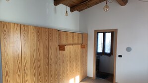 A room with wooden panel walls, a wooden ceiling, and a window with a view. - The house on the rainbow (Piemonte)