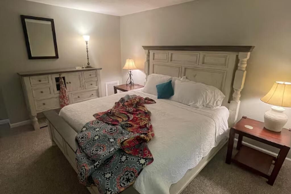 Tabla de planchar con plancha, wifi y ropa de cama 