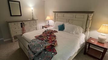 Tabla de planchar con plancha, wifi y ropa de cama