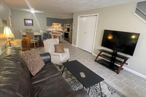 Smart TV - Charming 2BR Townhome - Close to Fort Leonard Wood & Downtown Waynesville (Waynesville)