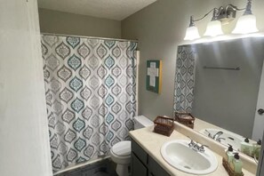 Towels, soap, shampoo, toilet paper - Charming 2BR Townhome - Close to Fort Leonard Wood & Downtown Waynesville (Waynesville)