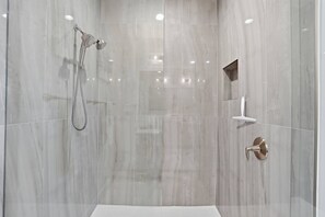 Dusche, Haartrockner, Handtücher, Shampoo