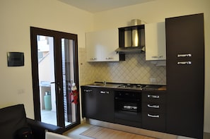 Fridge, microwave, oven, stovetop - Apartment 'La Rosa Dei Venti' with Shared Pool and Air Conditioning (Viddalba)