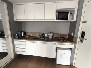 Frigorífico, microondas, placa de cocina y hervidor eléctrico