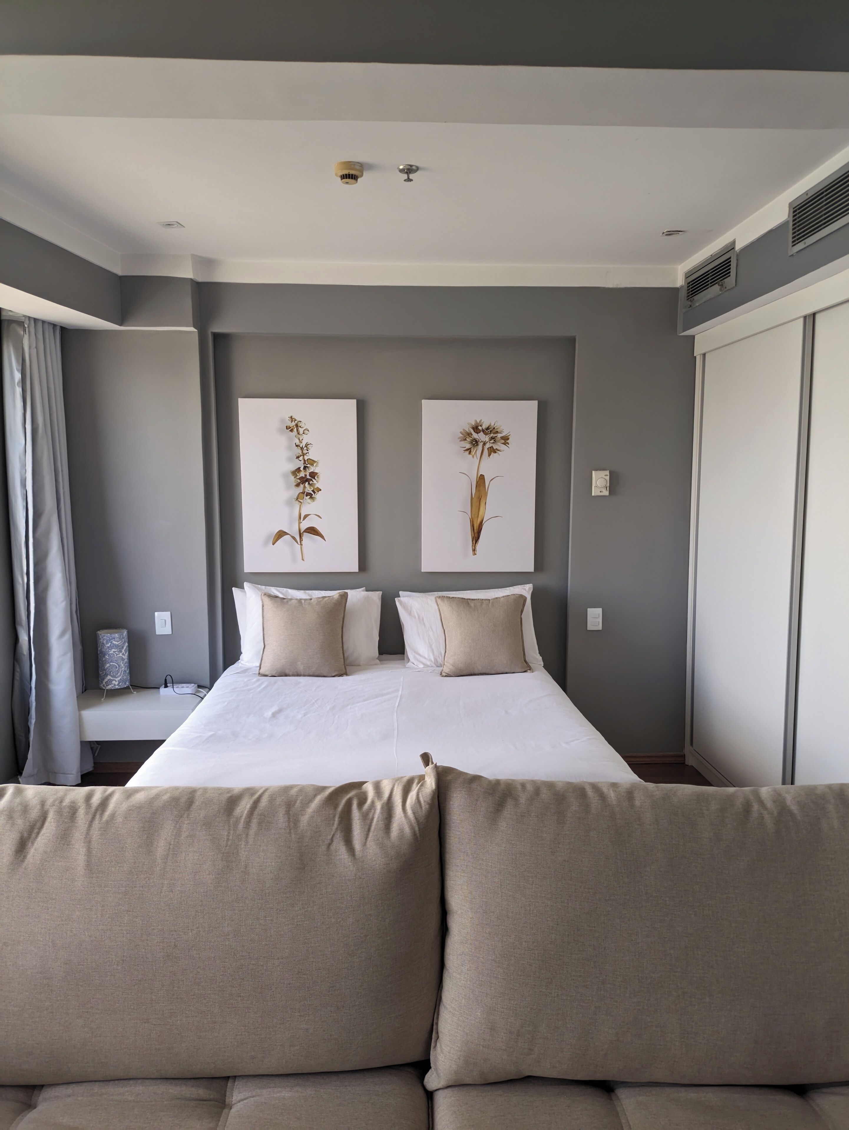 Caja fuerte, escritorio, tabla de planchar con plancha y cuna de viaje