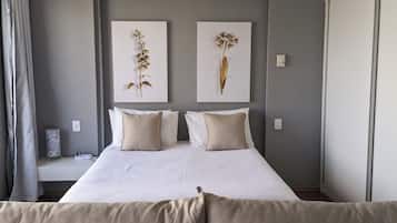 Caja fuerte, escritorio, tabla de planchar con plancha y cuna de viaje