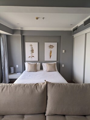 セーフティボックス (室内)、デスク、アイロン / アイロン台、旅行用ベビーベッド