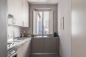 Fridge, microwave, oven, stovetop - Casa Pace, a Burghesius home (Roma)