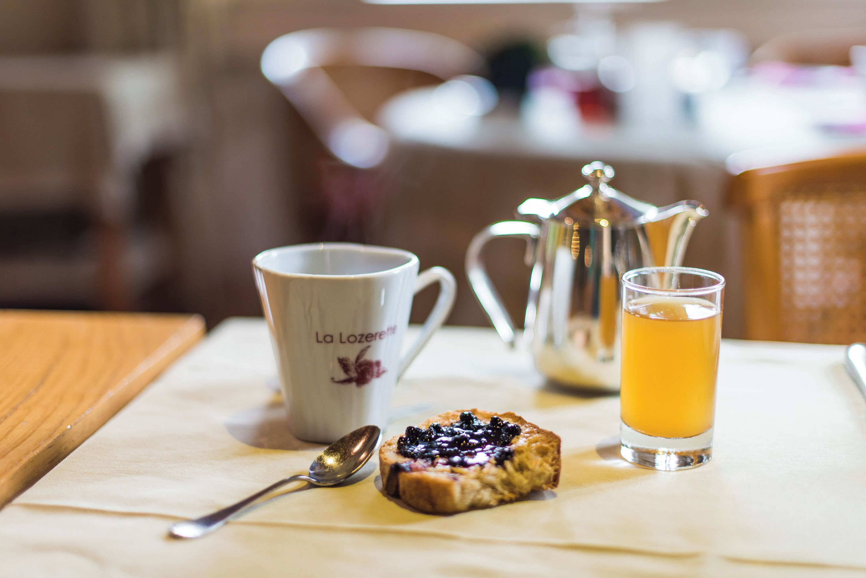 Tägliches kontinentales Frühstück (12.50 EUR pro Person)