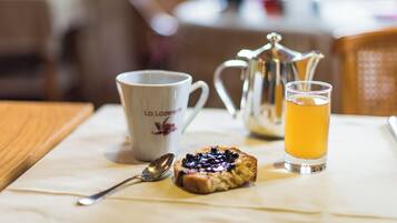 Tägliches kontinentales Frühstück (12.50 EUR pro Person)