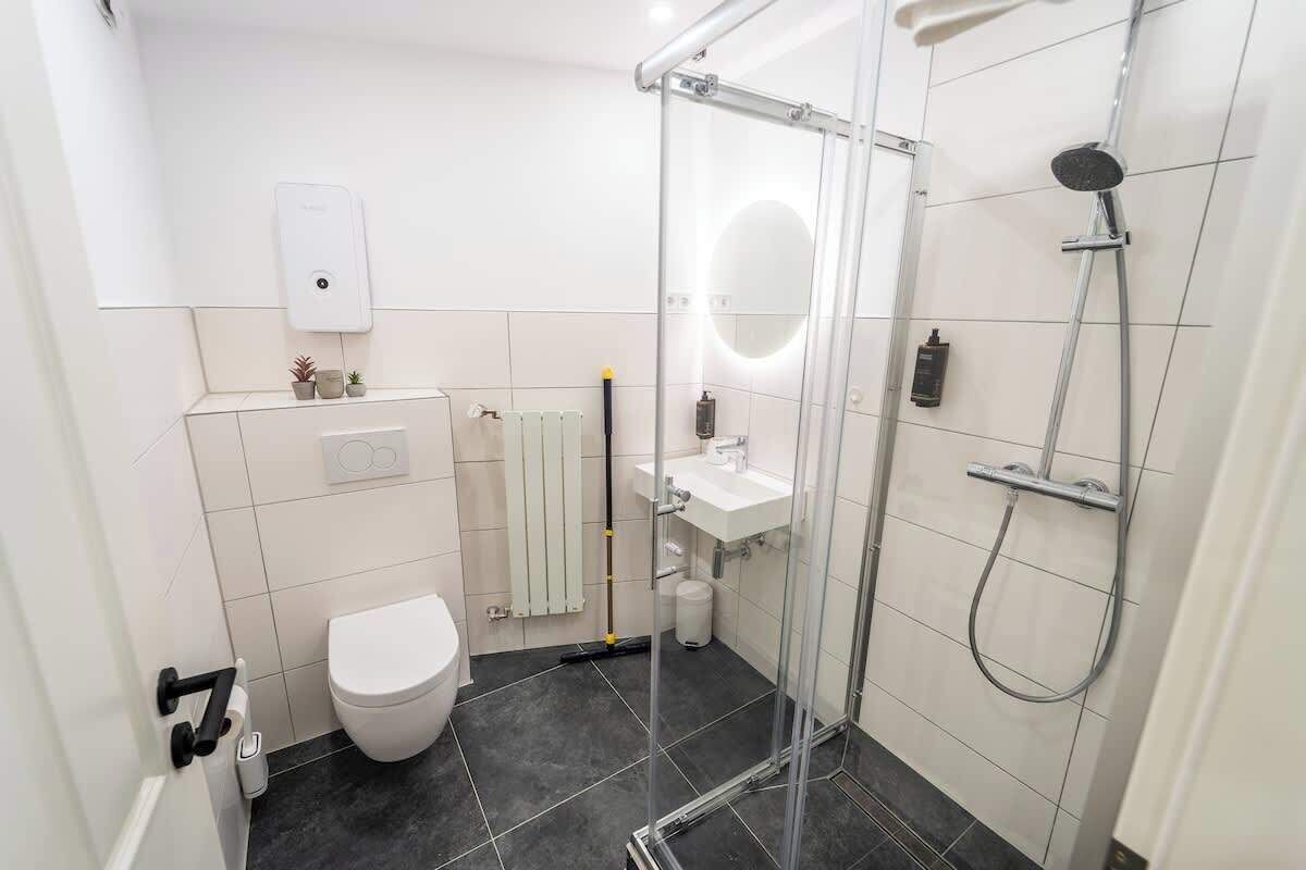 Dusche, Haartrockner, Shampoo