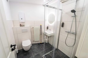 Doccia, asciugacapelli, shampoo