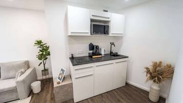 Een koelkast, een magnetron, een oven, een koffiezetapparaat/waterkoker