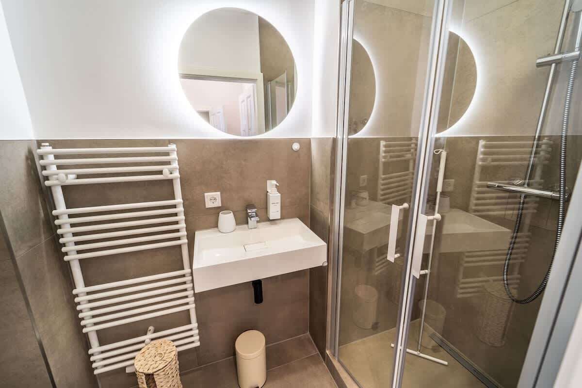 Dusche, Haartrockner, Shampoo