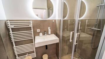 Dusche, Haartrockner, Shampoo