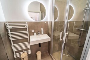 Dusche, Haartrockner, Shampoo