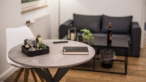 Een moderne woonkamer met een ronde tafel, een bank en een salontafel.