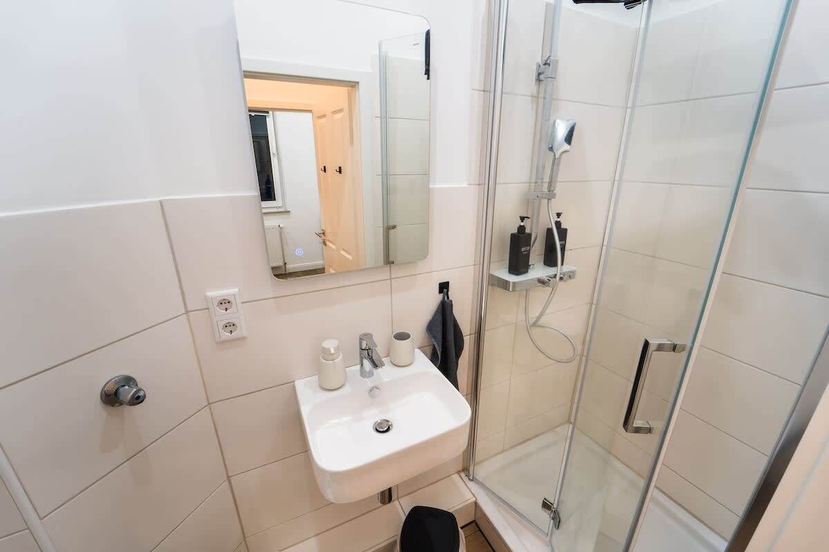 Douche, séchoir à cheveux, shampooing