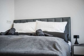 Iron/ironing board, WiFi, bed sheets