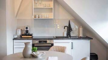 Fridge, oven, stovetop, dishwasher