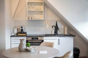 Fridge, oven, stovetop, dishwasher - ViertelGlanz – Smart-TV, stilvoll & citynah wohnen (Bremen)