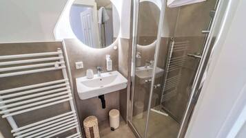 Dusche, Haartrockner, Shampoo