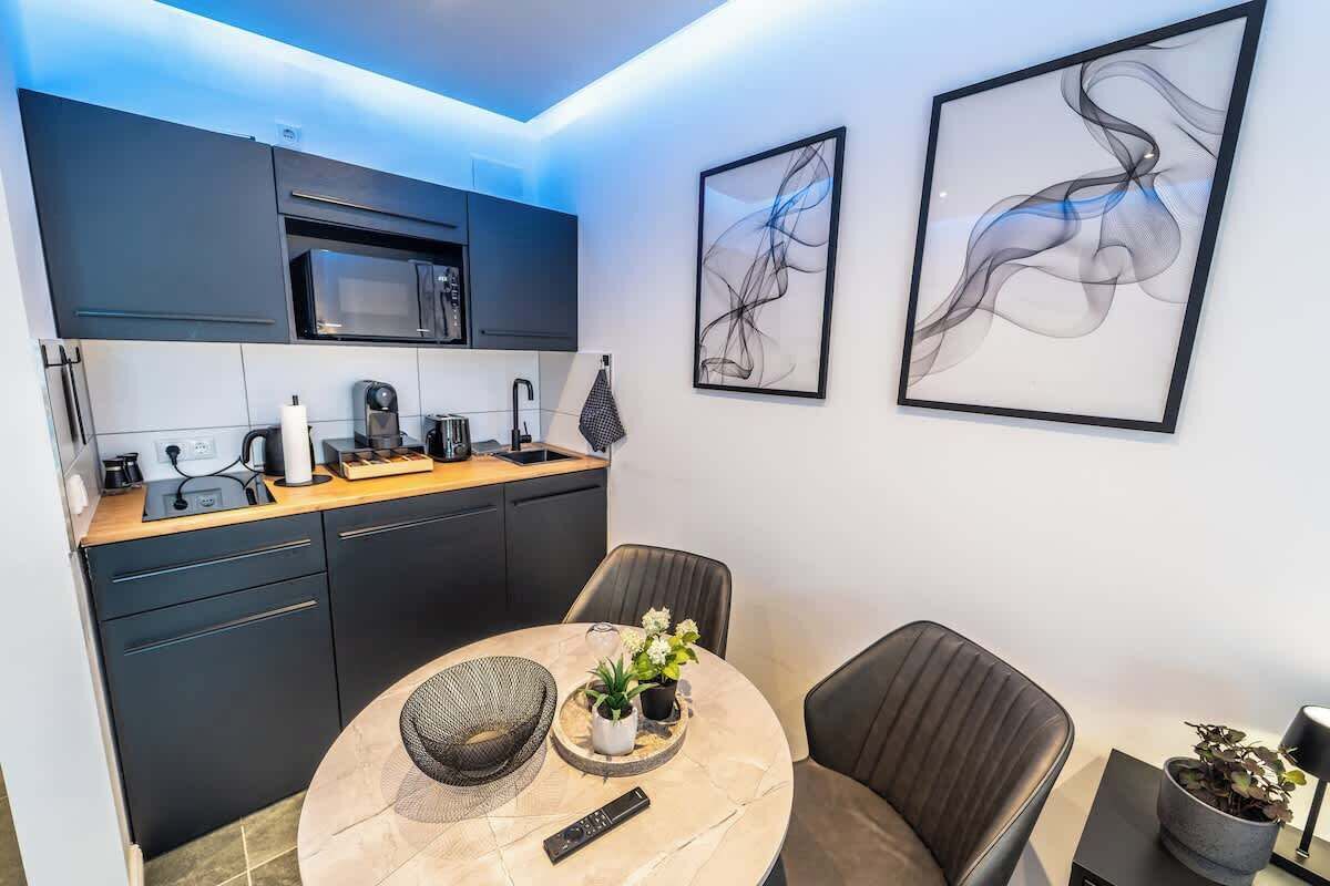Kühlschrank, Mikrowelle, Herdplatte, Wasserkocher mit Kaffee-/Teezubehör