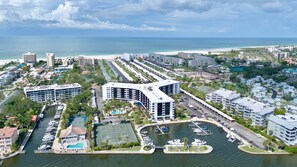 Ein Hotel an der Küste mit einem Yachthafen, Tennisplätzen und Blick auf den Strand.
