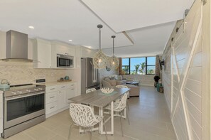 Fridge, microwave, oven, stovetop - Harbor Towers 624 - Tropical Sands Accommodations (Siesta Key)