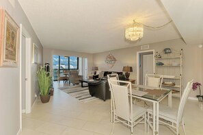 TV, books - Harbor Towers 611 - Tropical Sands Accommodations (Siesta Key)