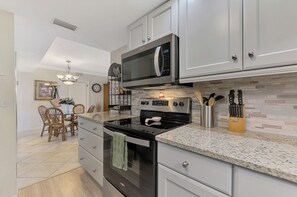 Fridge, microwave, oven, stovetop - Harbor Towers 605 - Tropical Sands Accommodations (Siesta Key)