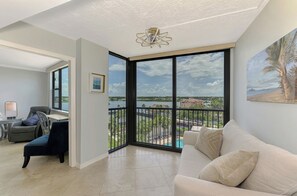 TV, books - Habor Towers 601 - Tropical Sands Accommodations (Siesta Key)