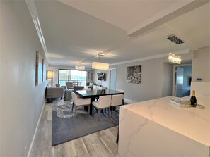 Dining - Harbor Towers 528 - Tropical Sands Accommodations (Siesta Key)
