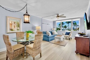 TV, books - Harbor Towers 424 - Tropical Sands Accommodations (Siesta Key)