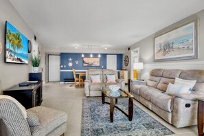 TV, books - Harbor Towers 415 - Tropical Sands Accommodations (Siesta Key)