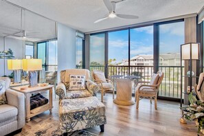 TV, books - Harbor Towers 409 - Tropical Sands Accommodations (Siesta Key)