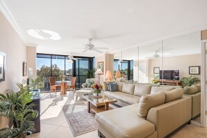 TV, books - Harbor Towers 330 - Tropical Sands Accommodations (Siesta Key)