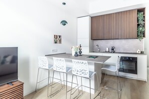 Réfrigérateur, micro-ondes, four, plaque de cuisson