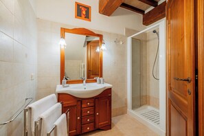 Douche, articles de toilette écologiques, sèche-cheveux, bidet