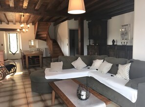 Una televisión, una chimenea