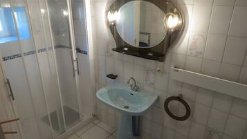 Douche, sèche-cheveux