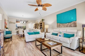 TV, books - Harbor Towers 128 - Tropical Sands Accommodations (Siesta Key)
