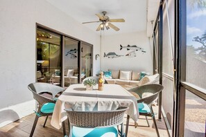 Outdoor dining - Harbor Towers 128 - Tropical Sands Accommodations (Siesta Key)