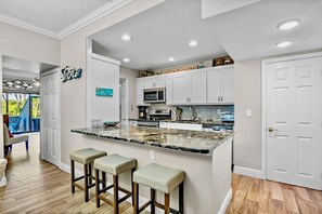 Fridge, microwave, oven, stovetop - Harbor Towers 128 - Tropical Sands Accommodations (Siesta Key)